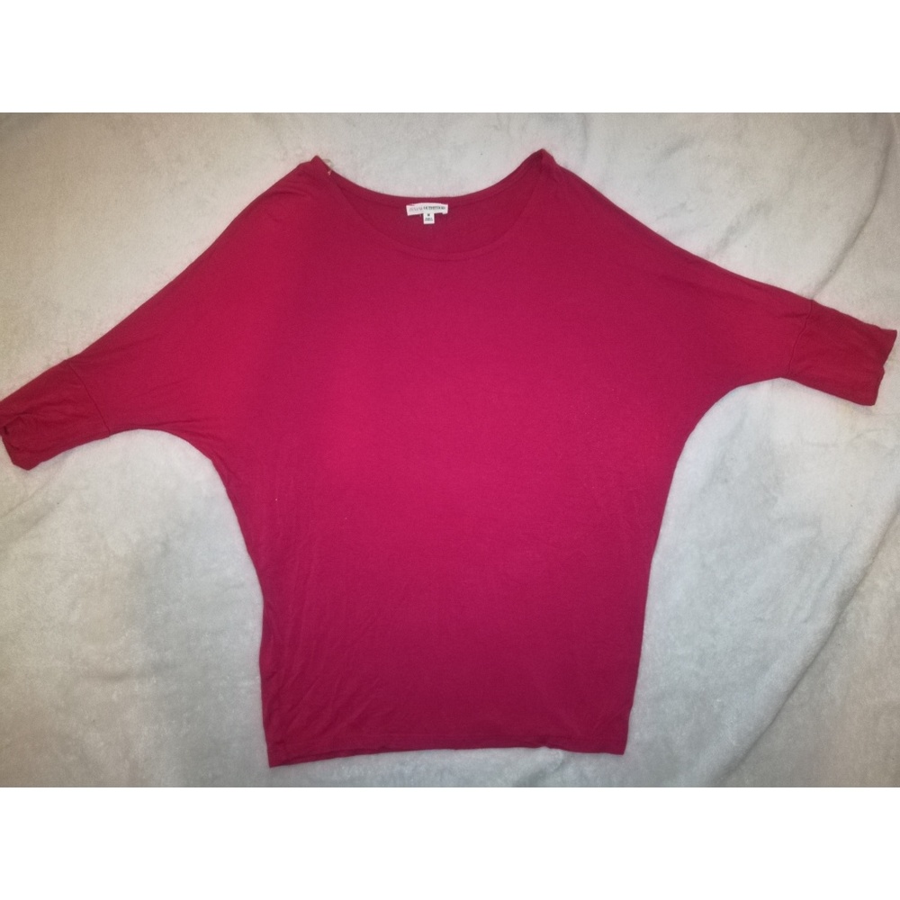 RED MIDSLEEVE TOP